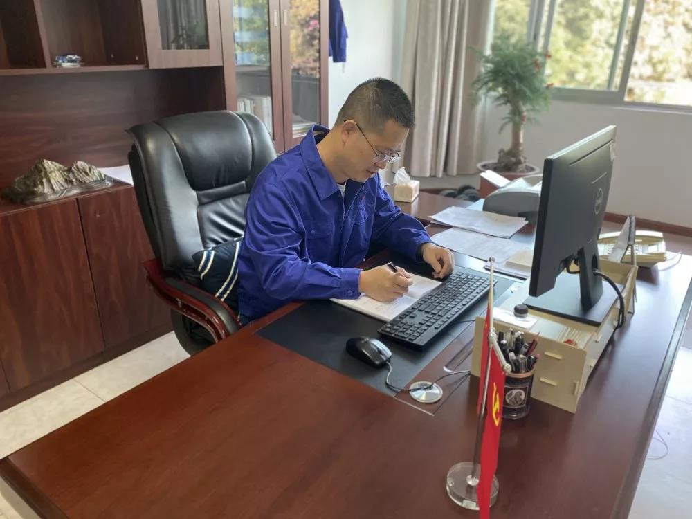 黨員立潮頭，領(lǐng)跑當先鋒之十｜湯勇華：企業(yè)與職工的“潤滑劑”